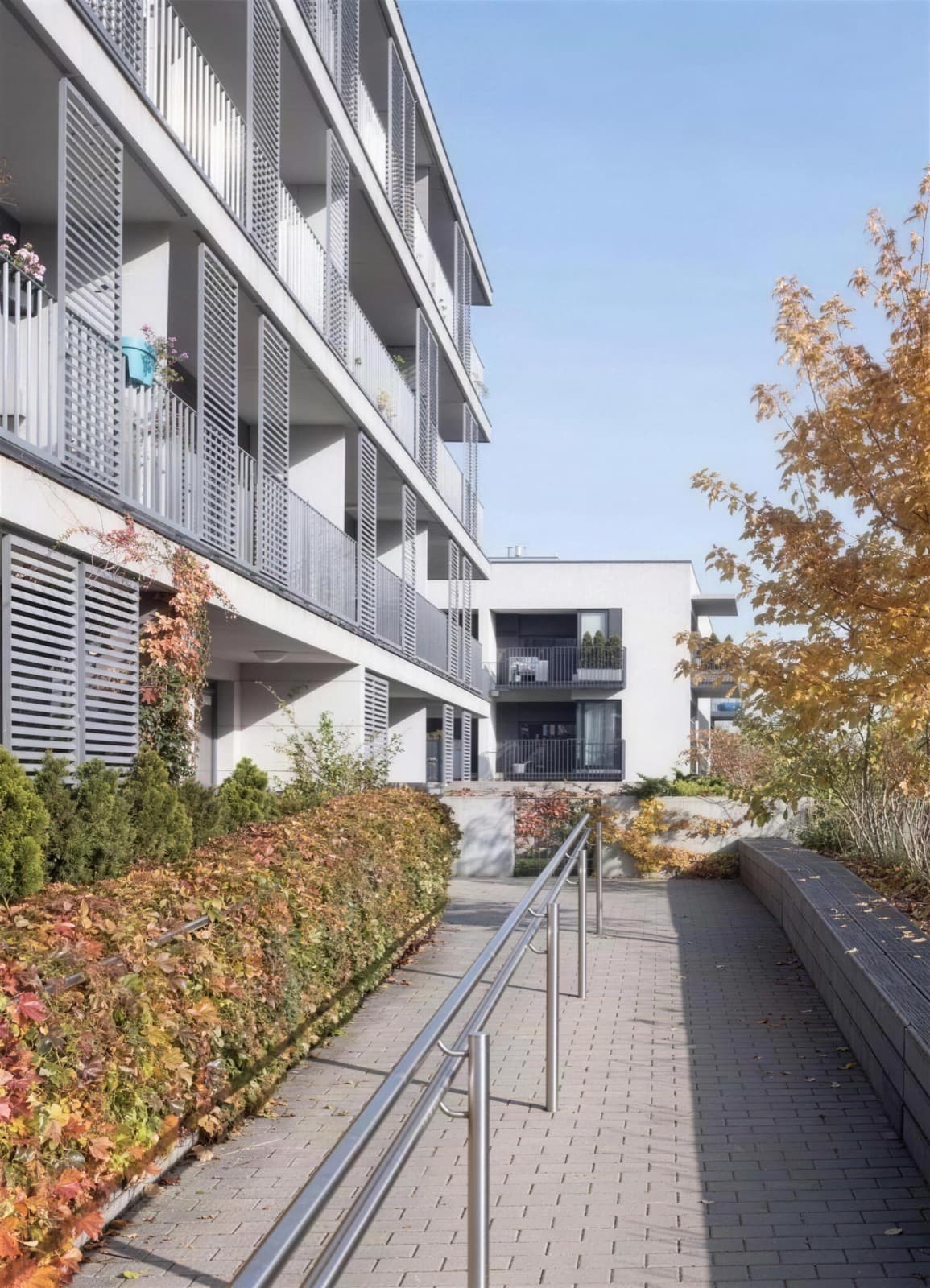 Wohnquartier Lerchenfeld — Weg durch die begrünte Außenanlage zwischen den Wohngebäuden