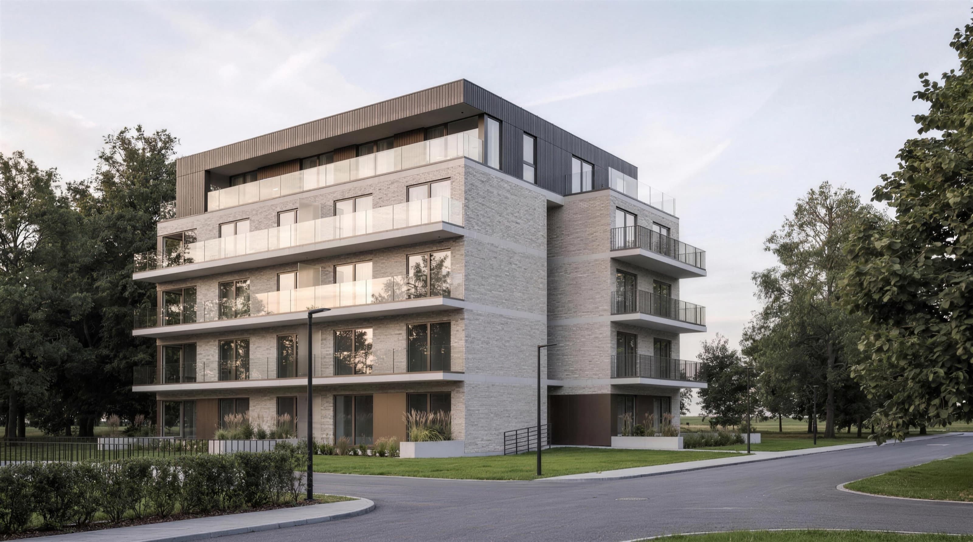 Fertiggestelltes Mehrfamilienhaus von Stahlform Modulbau bei Tag, Klinkerfassade mit umlaufenden Balkonen und Staffelgeschoss