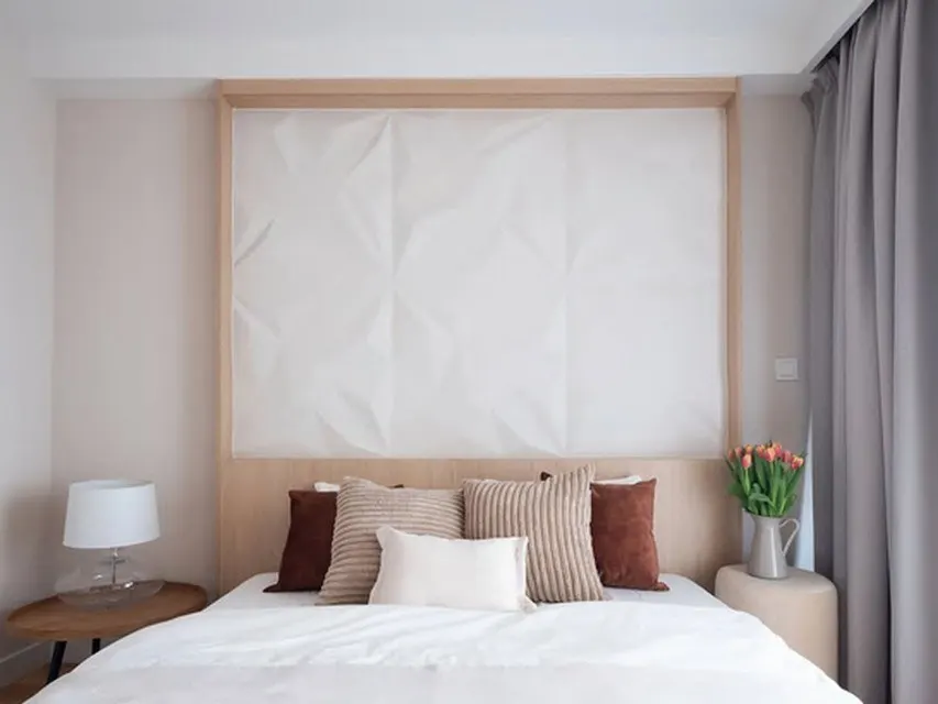 Schlafzimmer mit Wandpaneel, Innentür und Deckenbeleuchtung